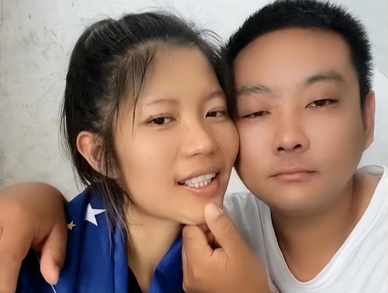 深圳街头惊现地摊女友,深圳街头女孩给钱拥抱男友