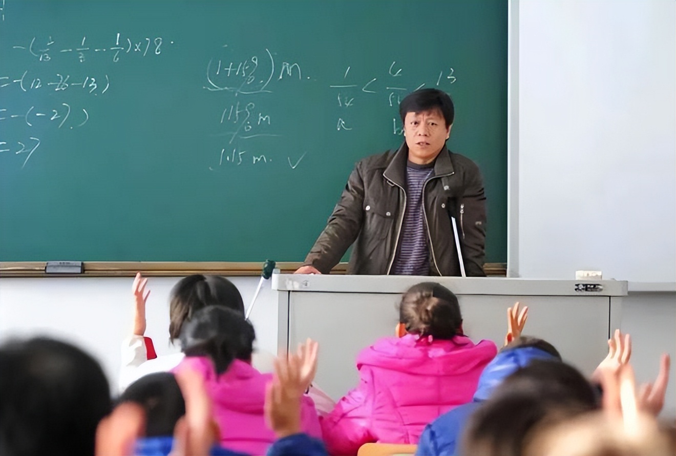 小学课后服务群现不雅照，警方出手！建群是便利或麻烦？来聊聊