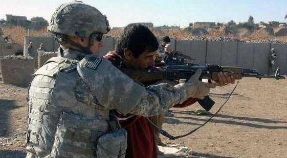 *夹弹**一捏就碎，犹太小伙卖“老*药弹**”坑美国3亿，却因抠门被抓？