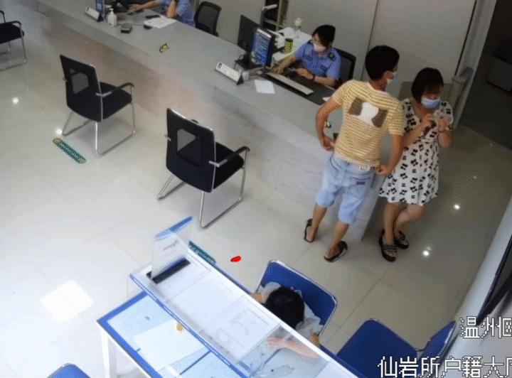 小伙在派出所值班室写下了这句话,在派出所无意当中说的话算数不