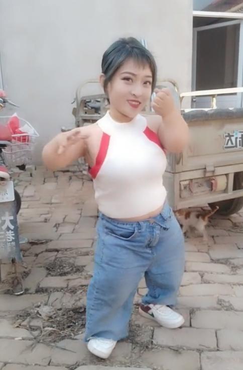 侏儒网红李会娟穿婚纱,侏儒症李会娟抖音