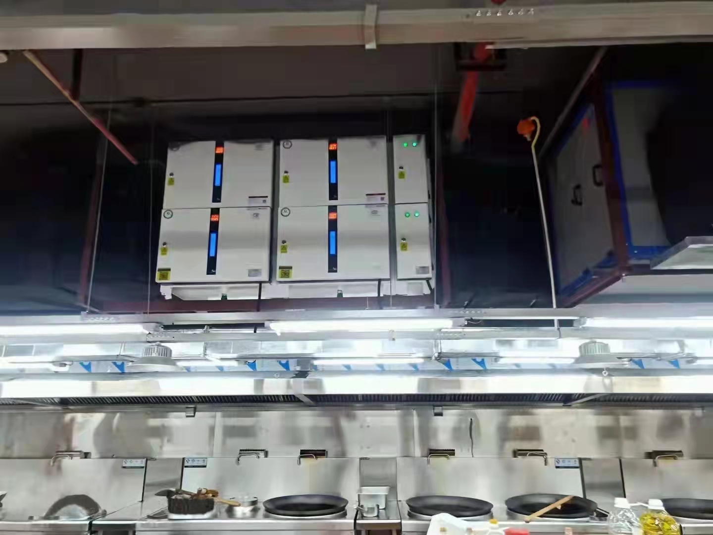 饭店油烟排放具体有哪些规定,饭店的油烟可以往外排放哪里投诉