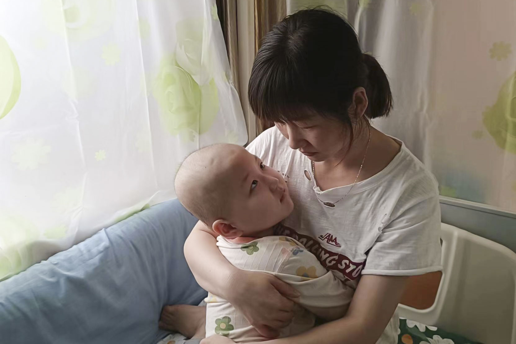 六岁小孩手指起水泡一碰很疼,五岁女童手指有严重倒刺