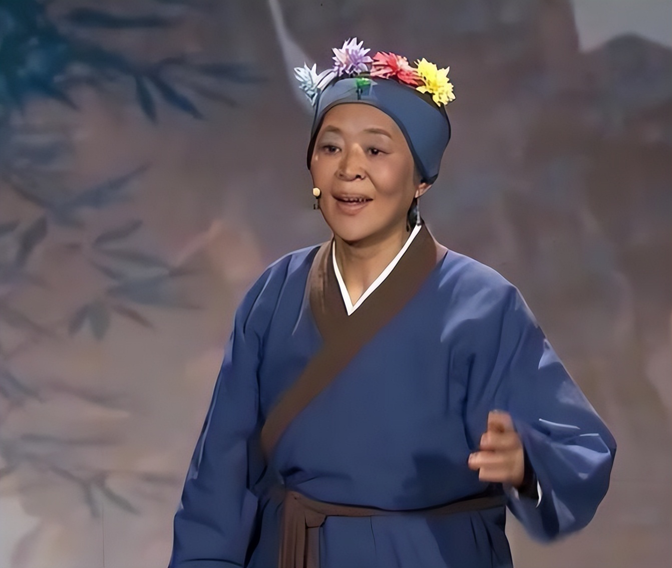 收手吧倪萍!别再*辱侮**观众智商了，64岁演“刘姥姥”雷人又无脑