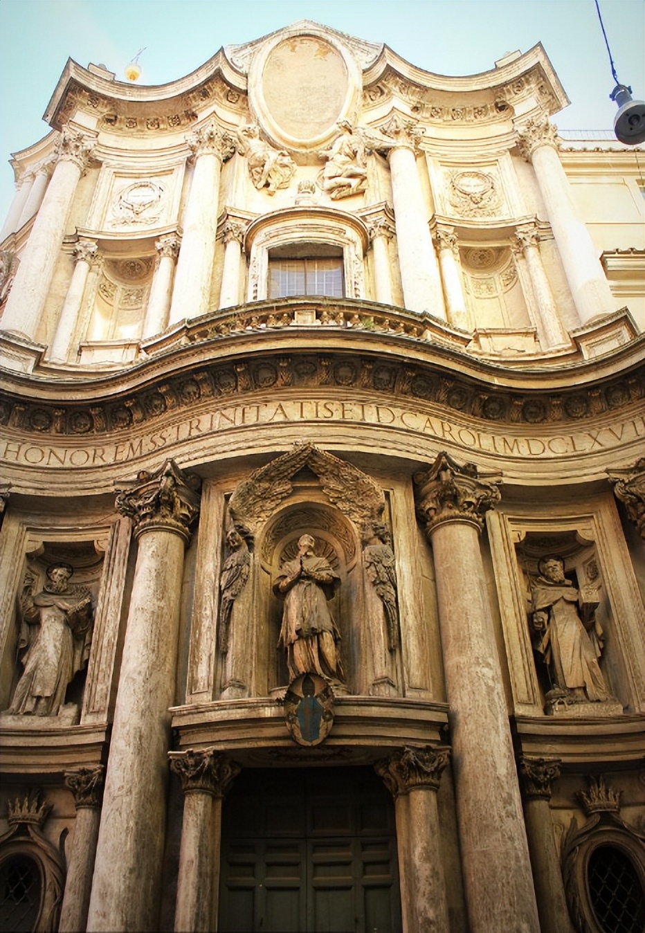 圣卡罗教堂以四座喷泉而闻名，承载着文艺复兴时期的宗教背景