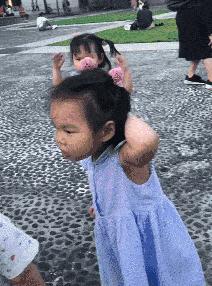 神回复：把大众车标扣下来清灰，里面藏了一个圆球，这是个啥？