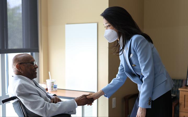 韩国第一夫人出访英国王室服装秀,韩国第一夫人美丽瞬间