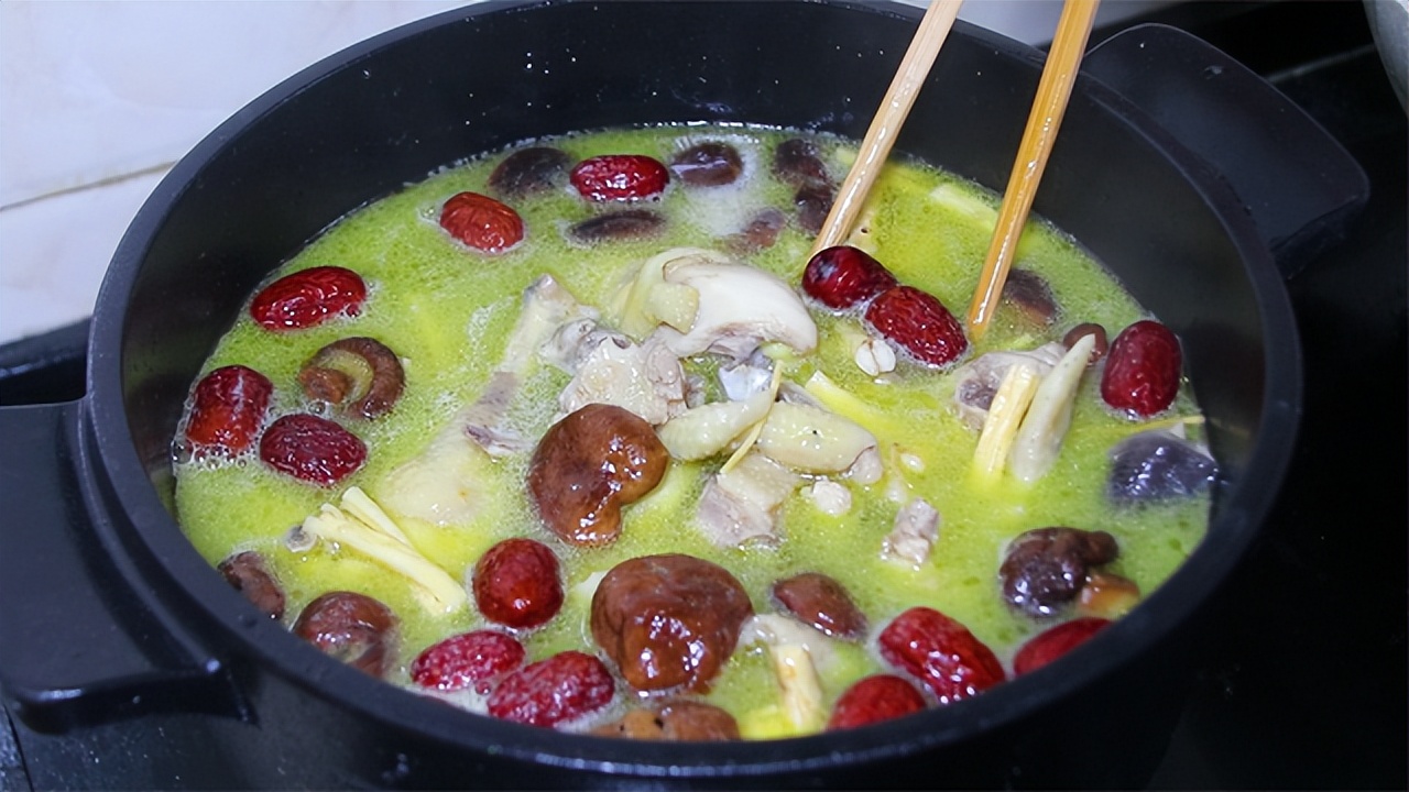 炖鸡汤记住三放三不放,炖鸡汤时牢记3放3不放