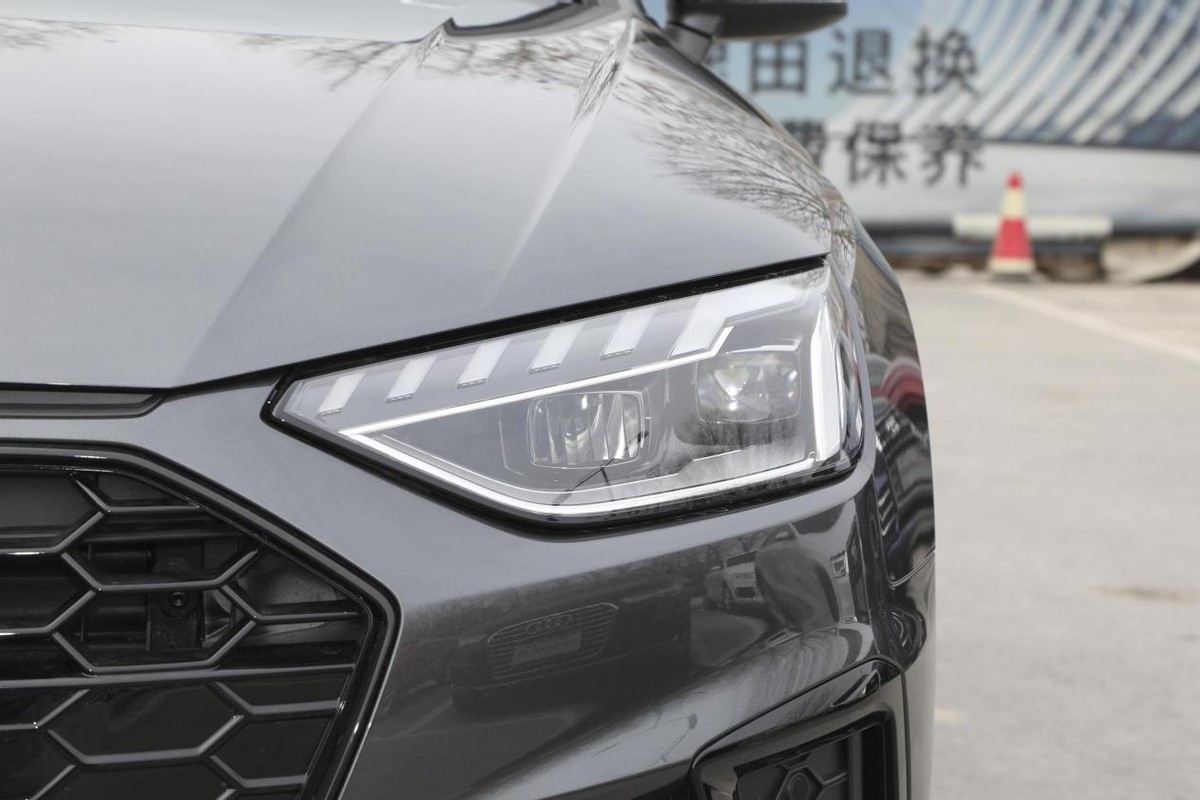 奥迪a4l2019款45tfsiquattro,轴距2.8米以上紧凑型