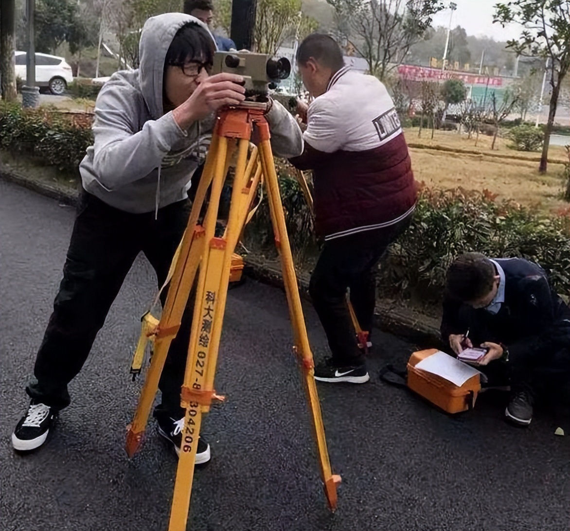 土木专业最牛的考证人,男生最吃香的十大专业土木工程