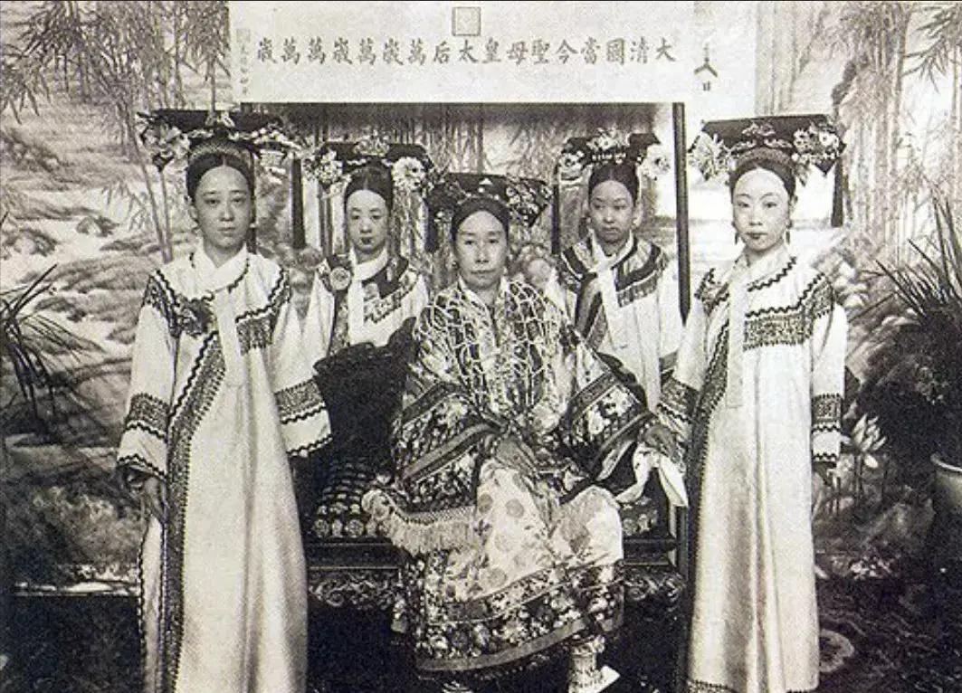 霍英东有10个儿子，为何将三分之二的遗产，给了大房的3个儿子？