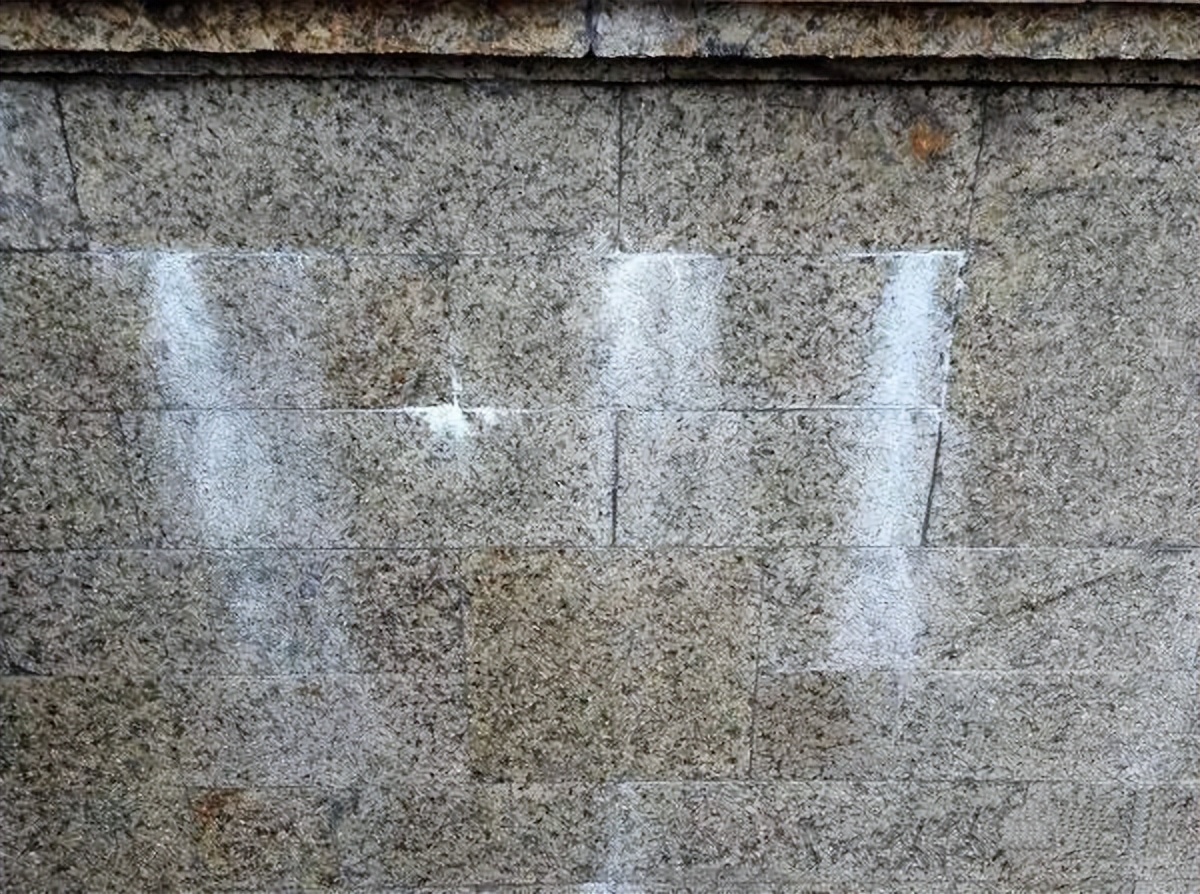 外墙泛碱原因及处理,外墙涂料半年就泛碱