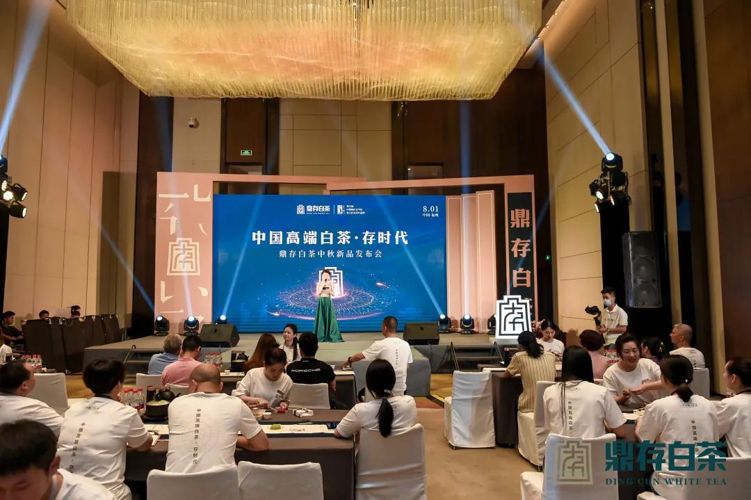 营收几乎翻倍门店数超越星巴克,销量暴增的茶饮