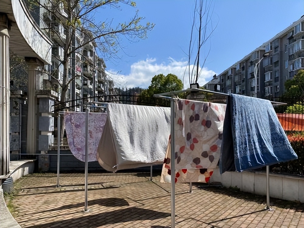 男子阴处局部痒怎么回事,医生检查阴虱的镊子和刀片