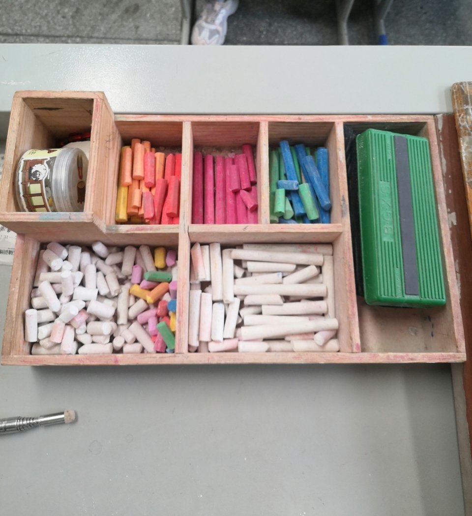 当监考老师无聊写卷子,当学生考试时监考老师在干嘛