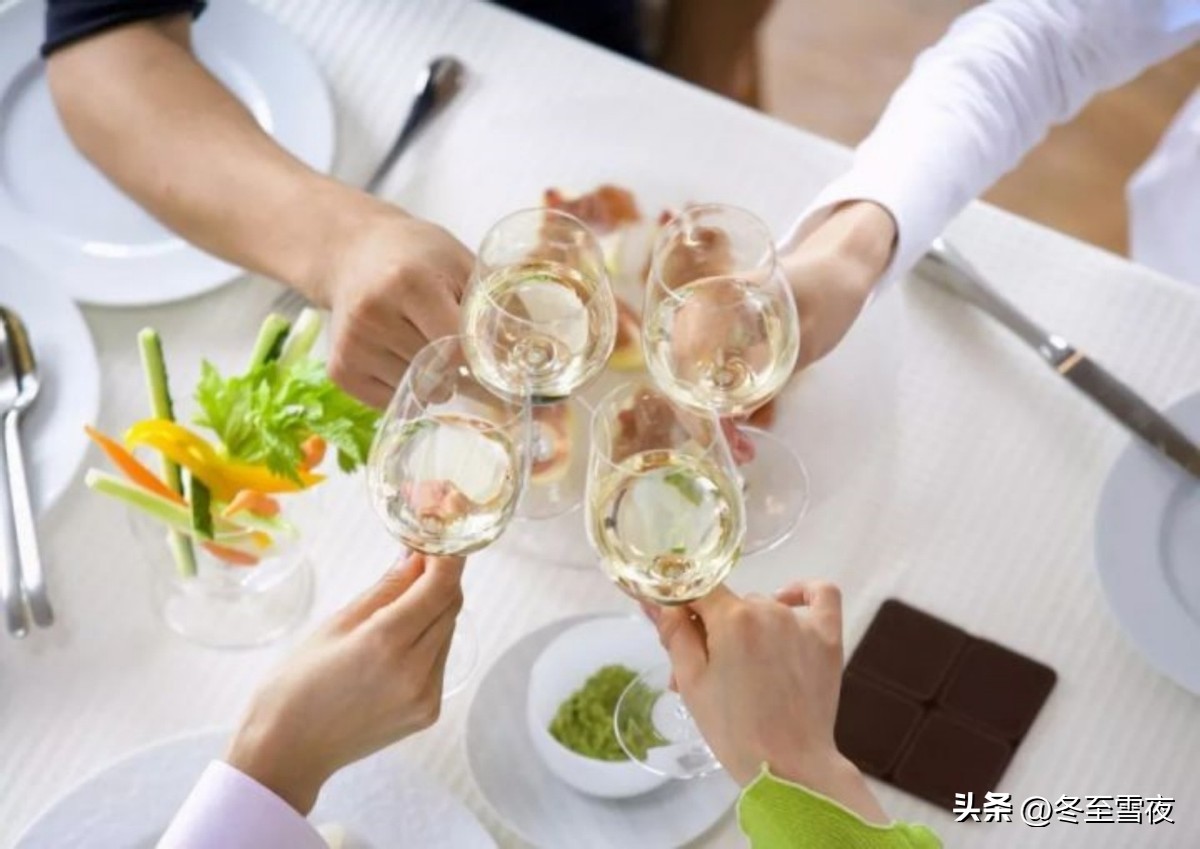 吃饭时,总遇到朋友“劝酒”怎么办?用这三种方法应对,轻松化解