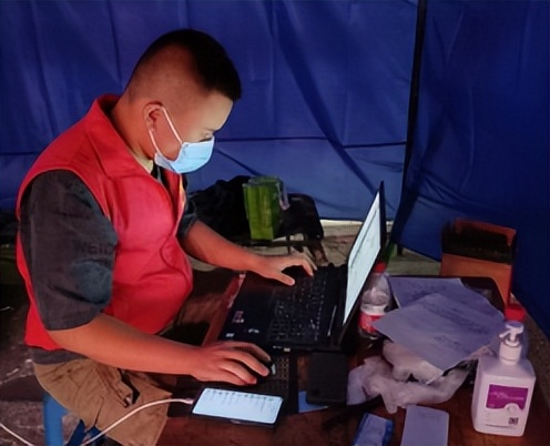 战疫进行时城西街道志愿者展风采,战疫志愿者在行动