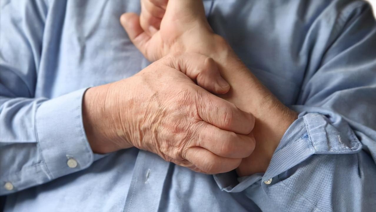 经常手抖、手麻，是怎么回事？医生：身体可能出现了问题，别大意