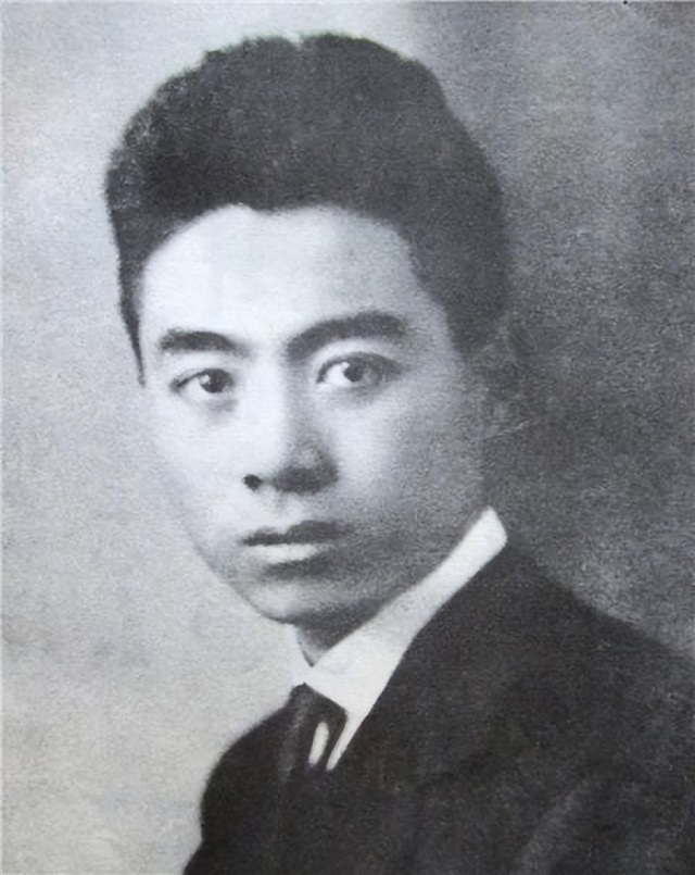 与周总理假扮“革命夫妻”，1976年得知总理去世，她哭晕在大堂