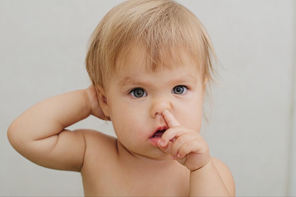 孩子总喜欢用手“抠鼻孔”，家长制止没有用，试试看这样做