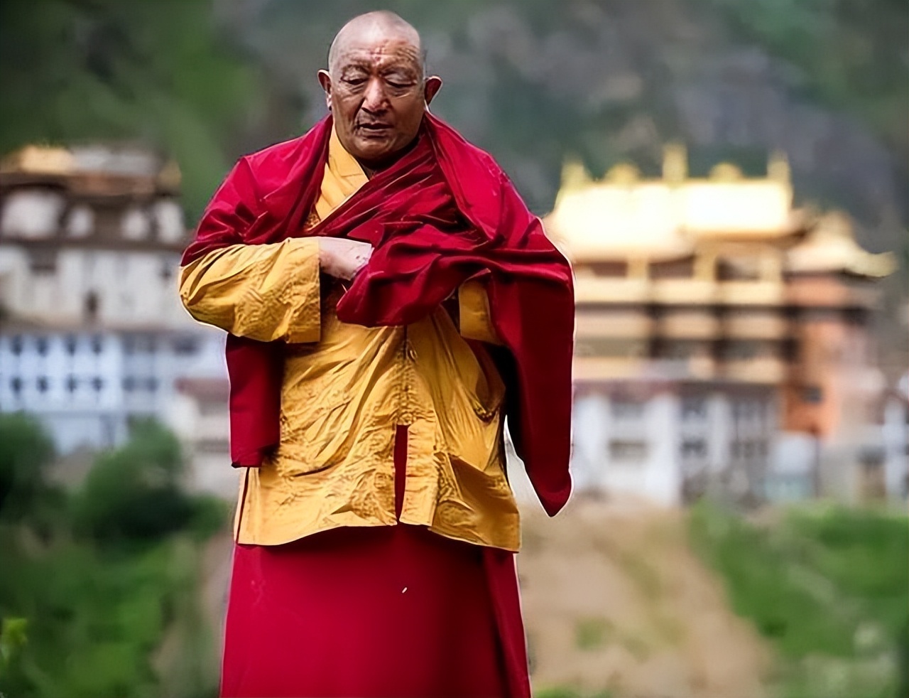 “黑丝师太”释智定：白天当住持，晚上开豪车住4000万别墅养男人