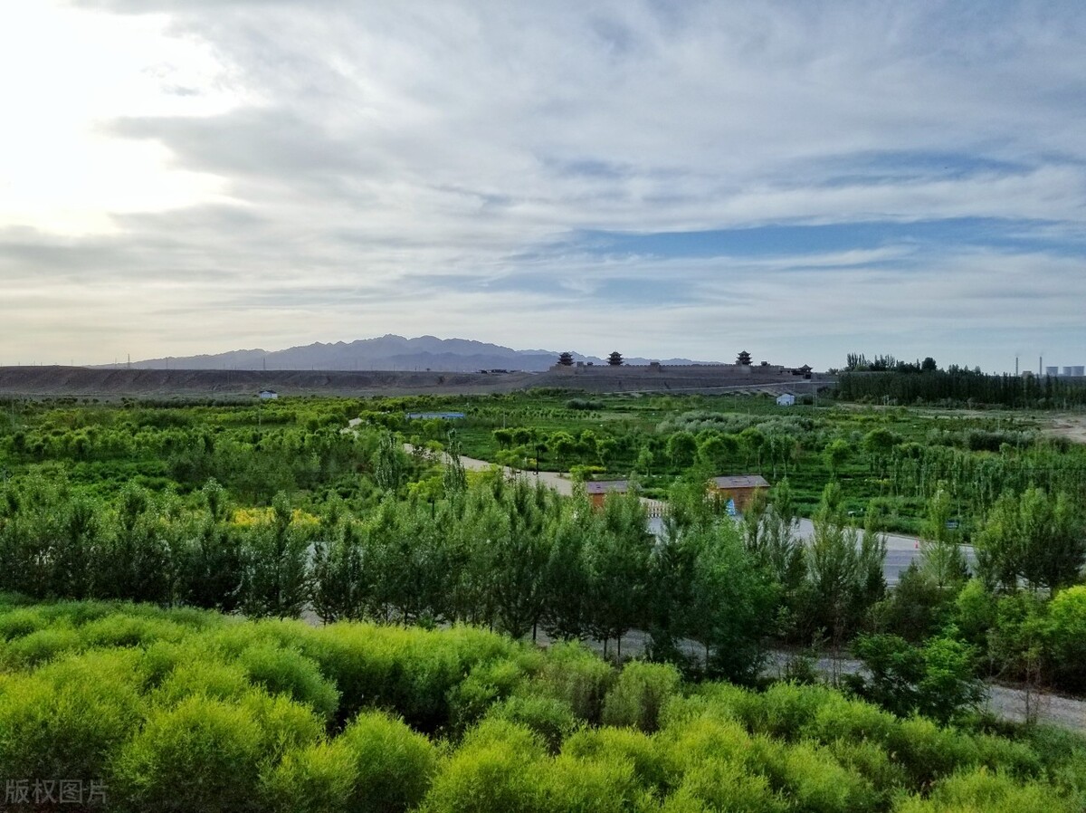 这个戈壁小城为何飞机、高铁、火车这么便捷