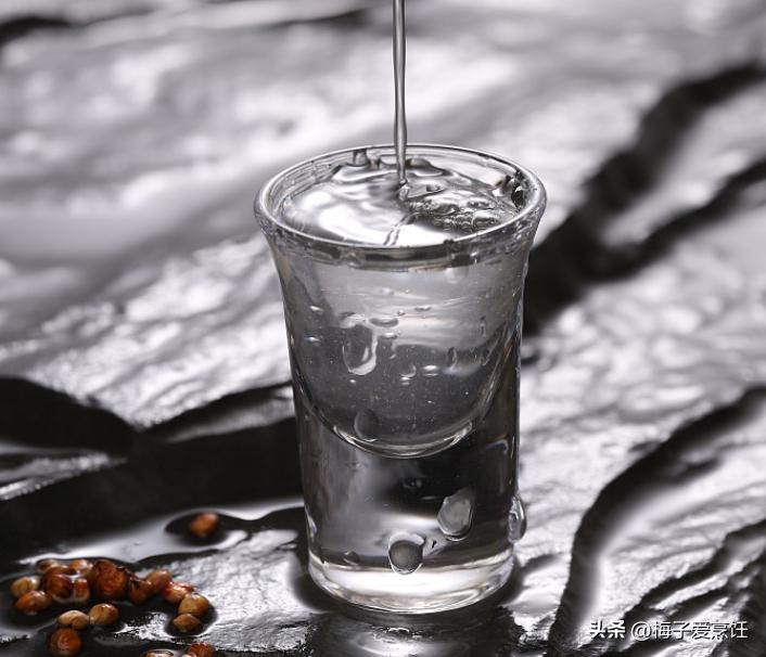 怎么从酒瓶上面区别纯粮酒真假,从酒瓶上怎样看是纯粮食酒