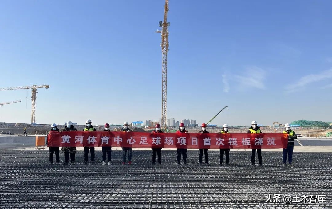 索体、索夹用钢量约2650吨，索结构用量最大足球场之一