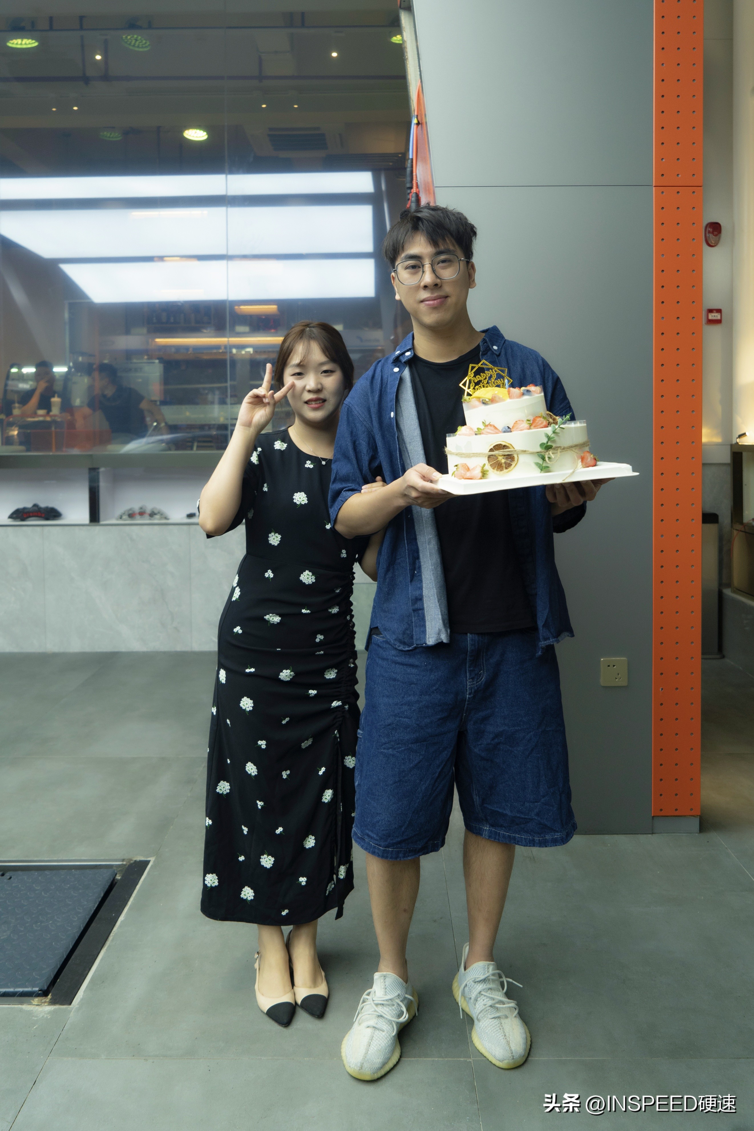 男孩过生日女孩送了一辆奥迪,男孩过生日女孩送车