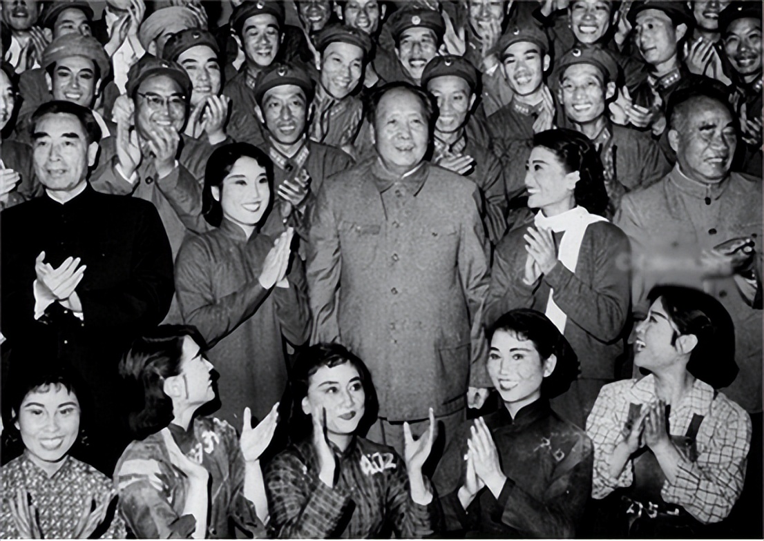 61年毛主席前往庐山，偶遇一名女舞蹈演员，不禁惊叹：好像我女儿