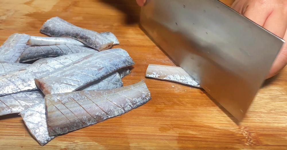 煎带鱼吃怎么样才能让带鱼不粘锅,煎带鱼不掉皮的五个妙招