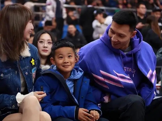 易建联生了几个孩子,易建联和荆灵近照