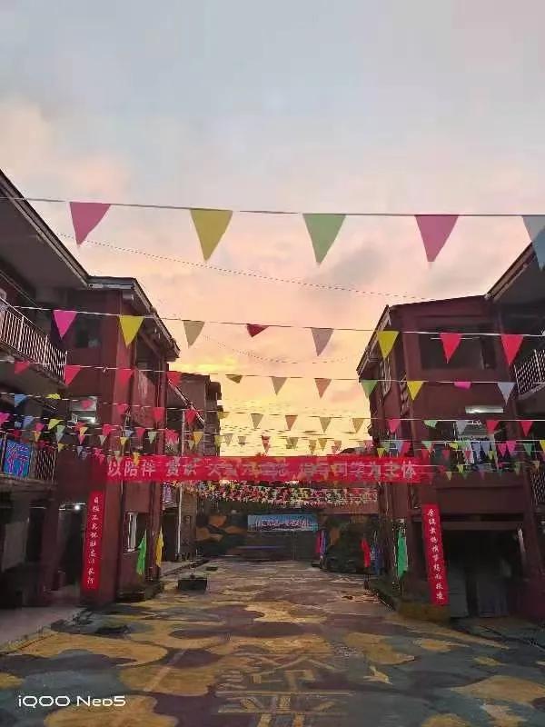 《贵州厚德心理咨询部》–––专业从事7-17周岁的叛逆孩子