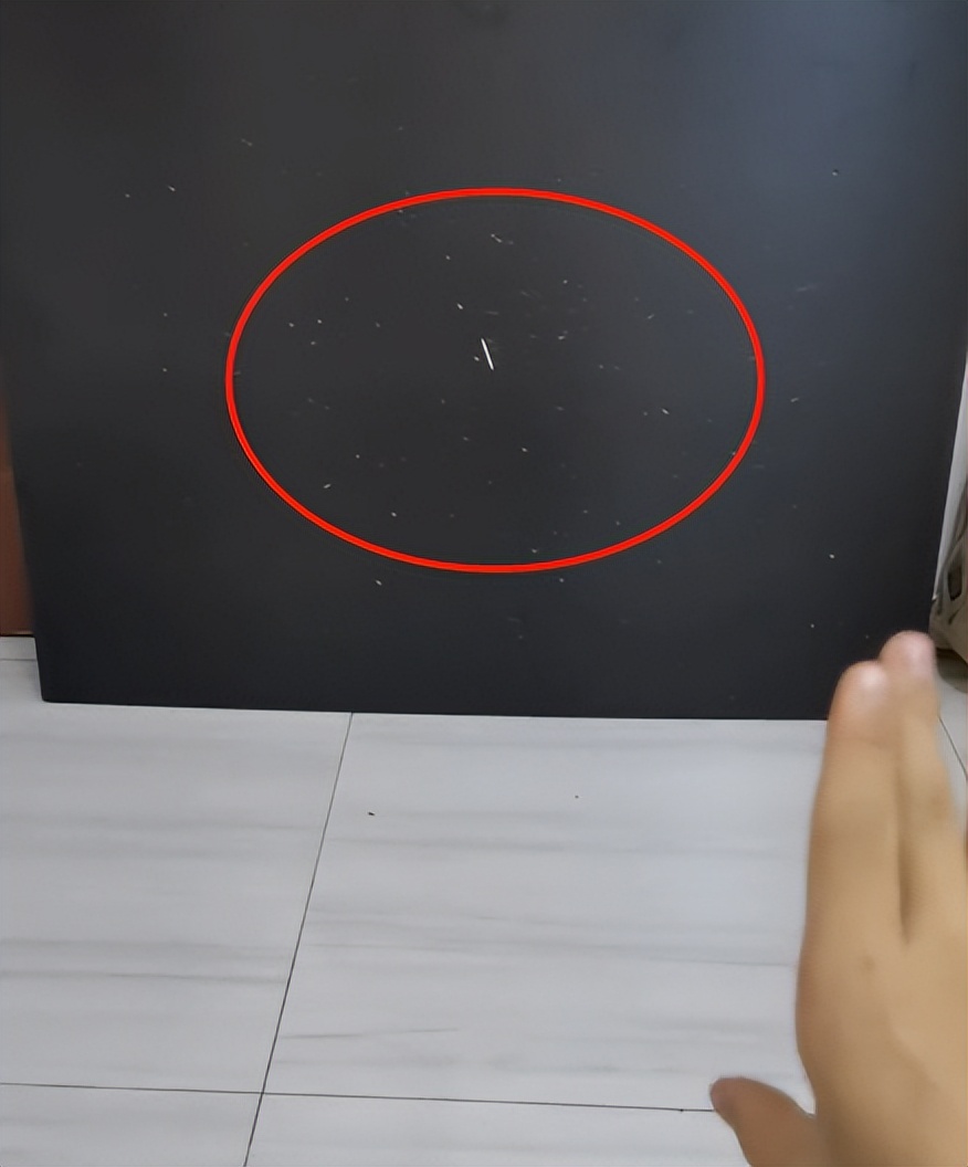 扑克牌真的能插进木板里吗,小孩扑克牌打穿木板