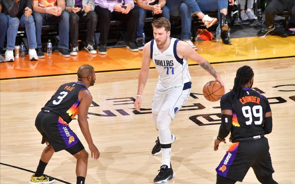 东契奇布克疯狂砍分nba热点,太阳独行侠冲突布克和东契奇