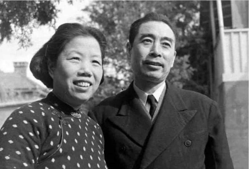 秘书回忆:因*颖超邓**属兔,84年八十大寿时,宋美龄送来一只水晶兔