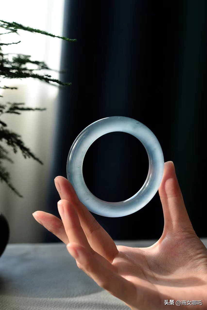 除了金银还有什么首饰,天然宝石制成的手镯