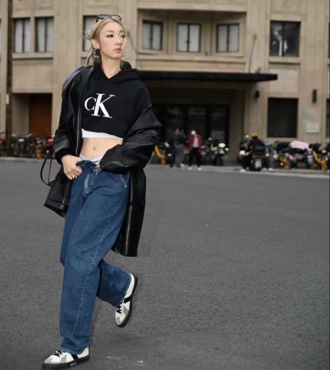 冬季黑色皮衣加棉高级感穿搭,黑色皮衣穿搭女秋冬