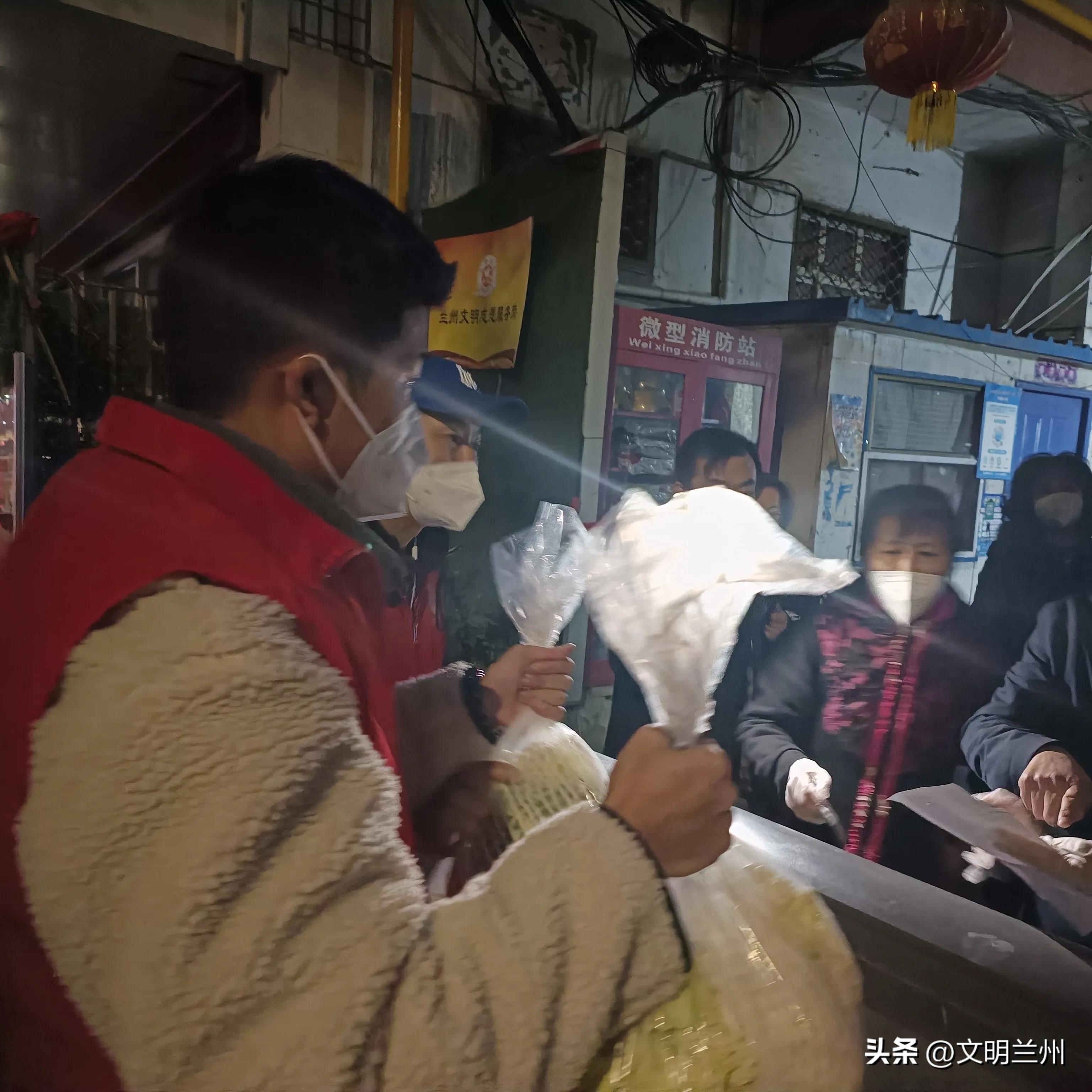 抗疫志愿者为村民销售滞销蔬菜,携手助农齐抗疫共克时艰展芳华