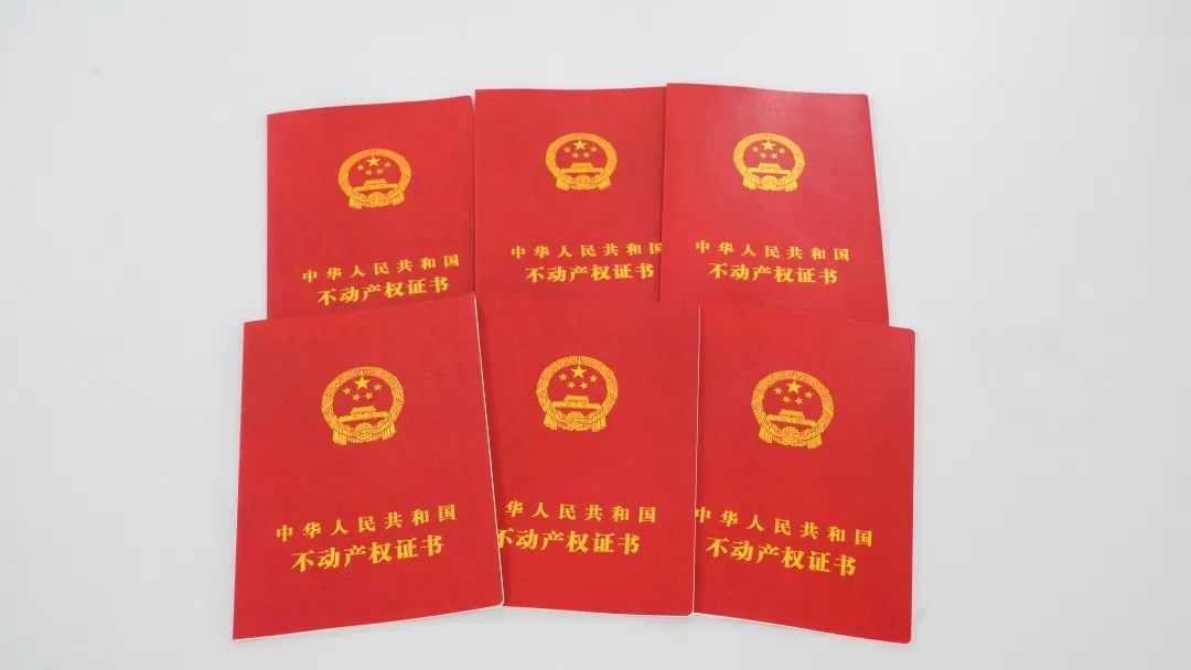 “拿到房产证了，以后这心里就更踏实了。”交房不到两年