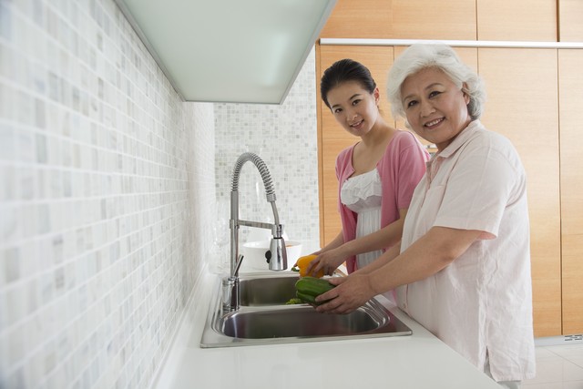 婆媳住在一个屋檐下的故事,跟婆婆同住屋檐下如何相处