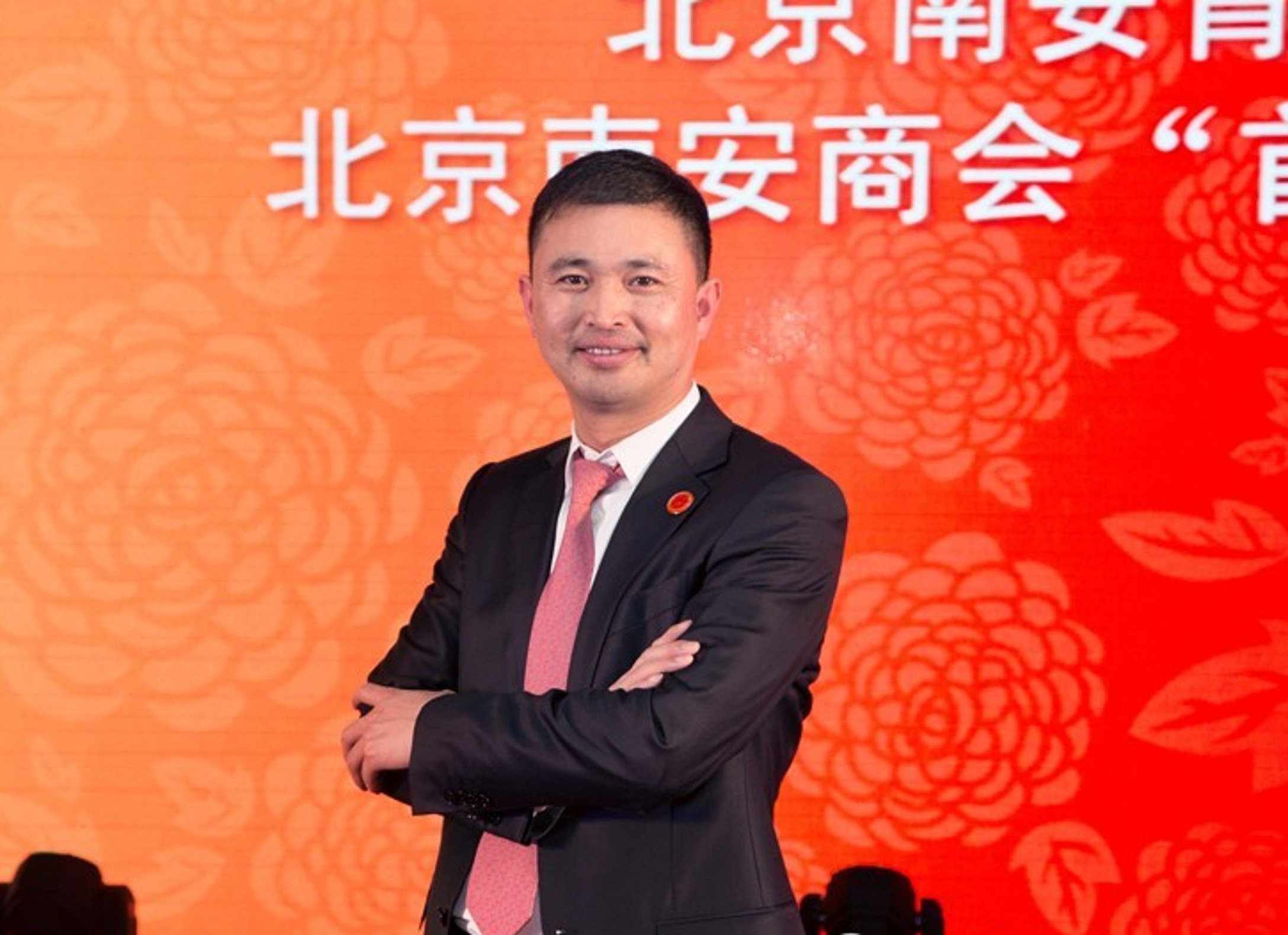 南安又出黑马：18岁闯社会，一手创办百亿帝国，捐款1.2亿