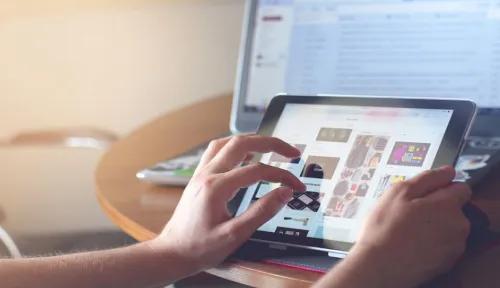 自媒体一年赚100万是真的吗,自媒体收入过百万的人