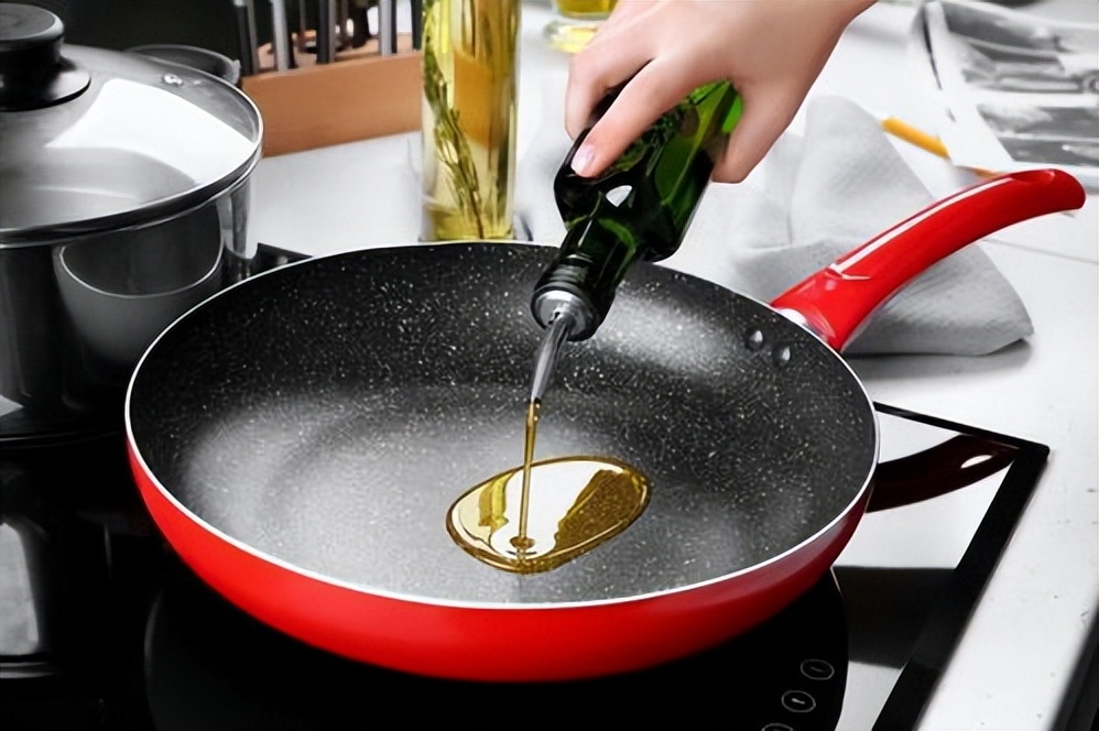 不粘锅涂层轻微刮出条印有毒吗,不粘锅涂层危害视频