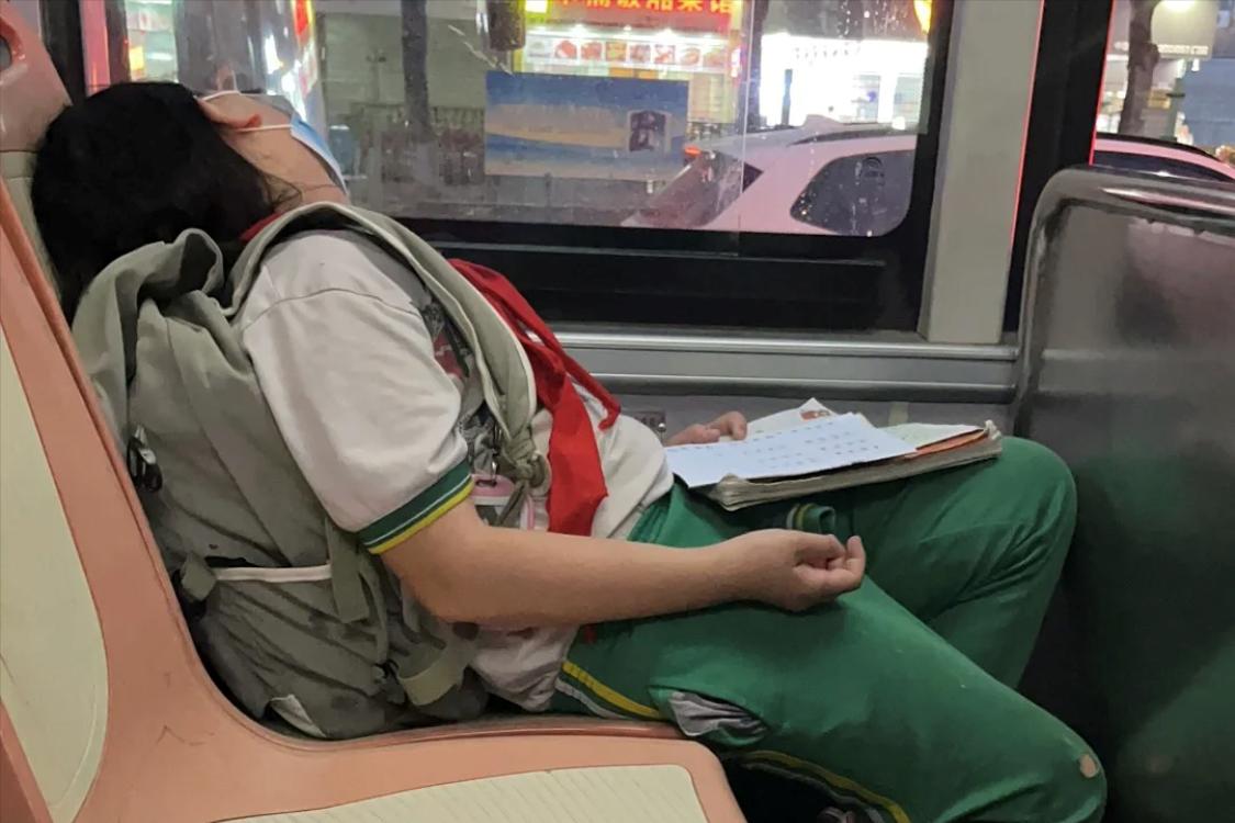 突然发现长了好多白头发怎么回事,突然发现自己长白发是什么原因