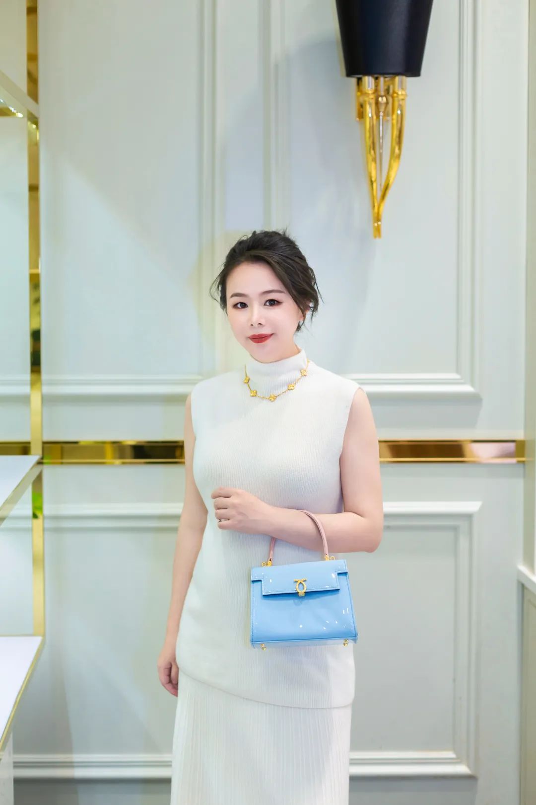 英国女王背爱马仕,英国女王背的香奈儿包包