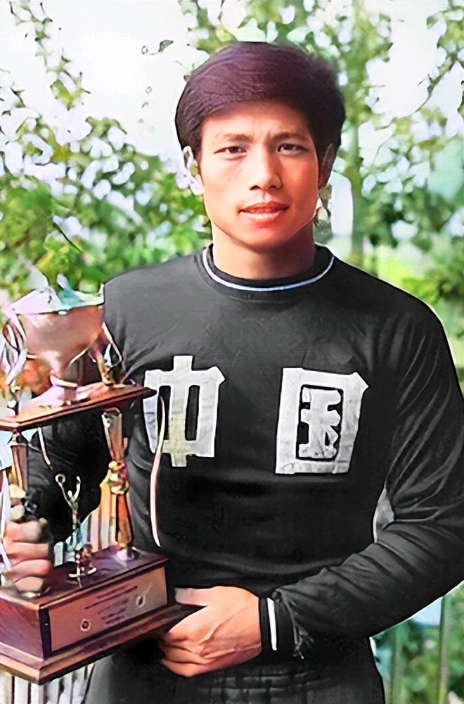 齐鲁雄师：盘点山东足球历史最佳11人，身材高大，头球优势明显