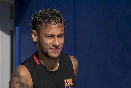 内马尔新纹身,内马尔纹身过程视频