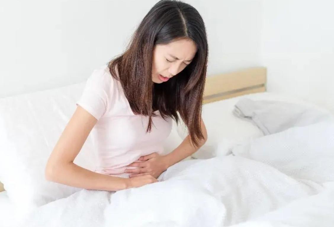 女子身上长虫医生拿镊子治疗,医生从女子腹痛取出长虫