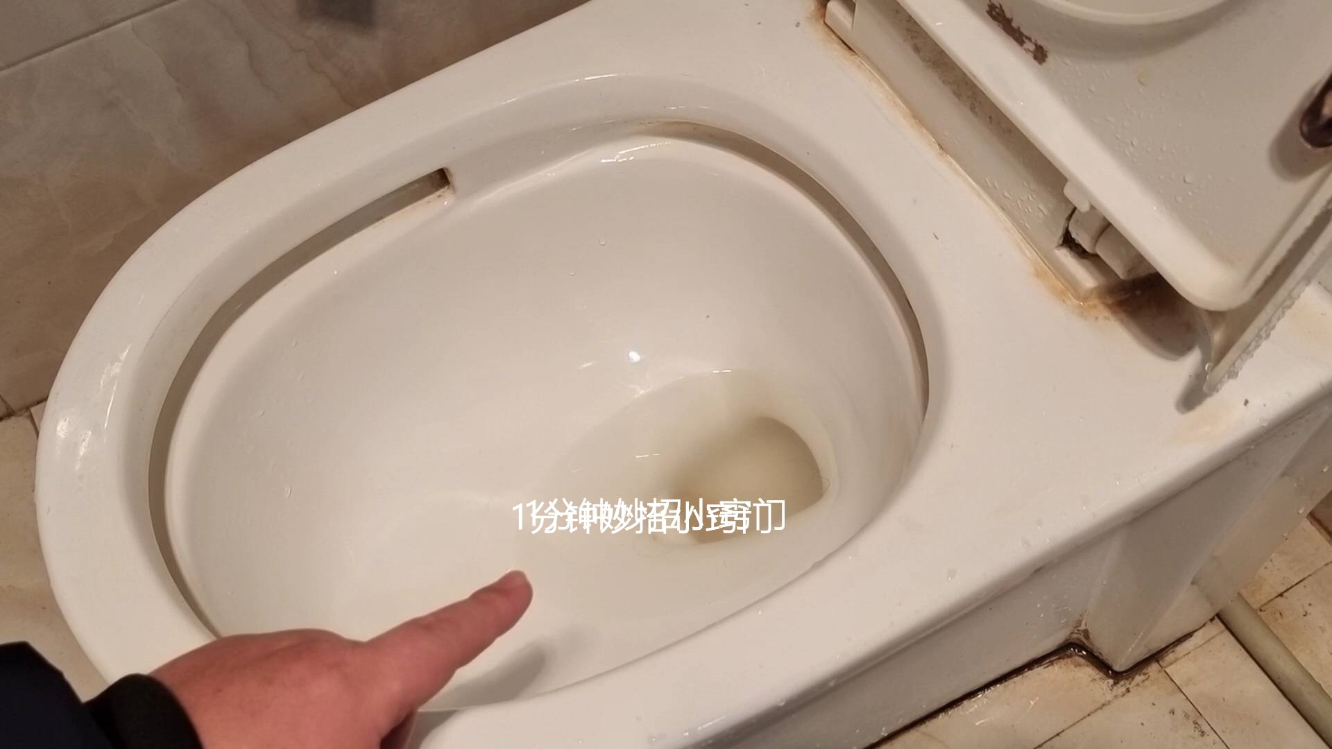 马桶里撒一把不管多脏多厚的黄渍,马桶厚厚黄垢如何清理